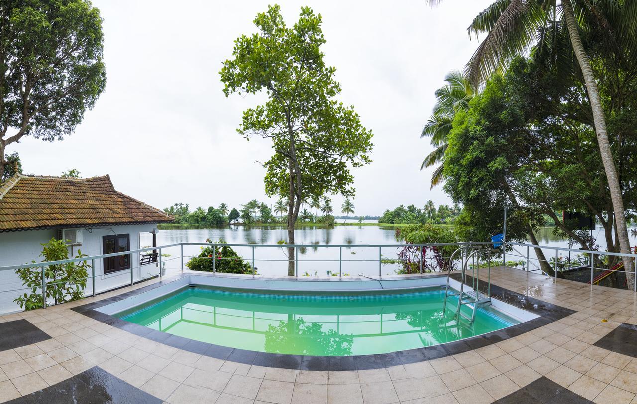 Warmth Lake Haven Alappuzha Exterior foto